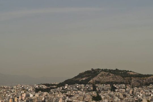 Αφρικανική σκόνη και βροχή στην Αθήνα - «Ξέθαψαν» τις ομπρέλες κάτοικοι και τουρίστες [βίντεο]